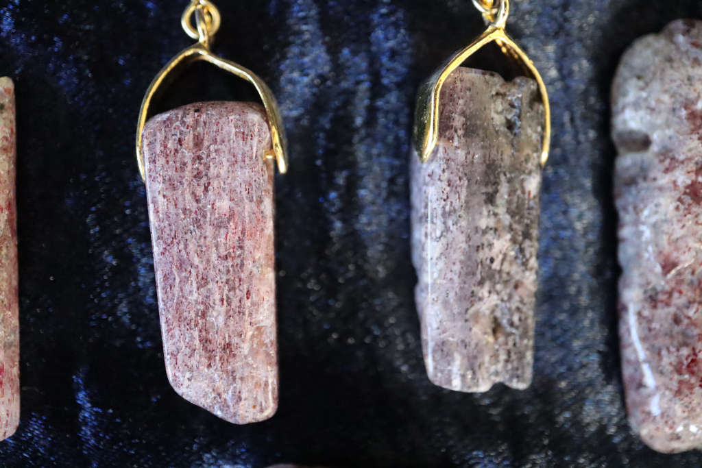 Item er-strawberry-quartz